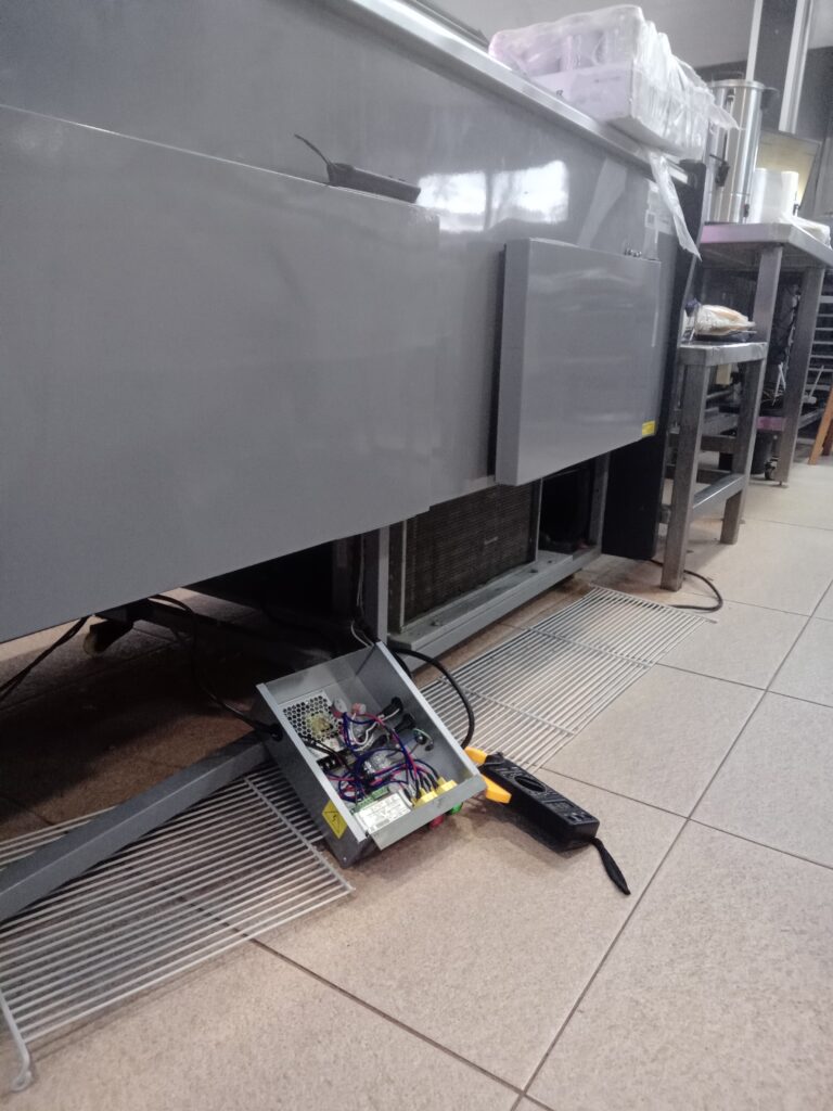 Reparación de vitrina en negocio.